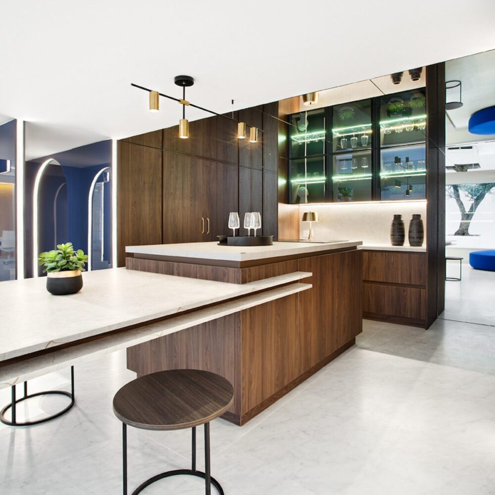 41_Cocina-con-Nogal-Rosales-03-Showroom-Hermosilla-Encimera-EP-154-YO-1200x1720