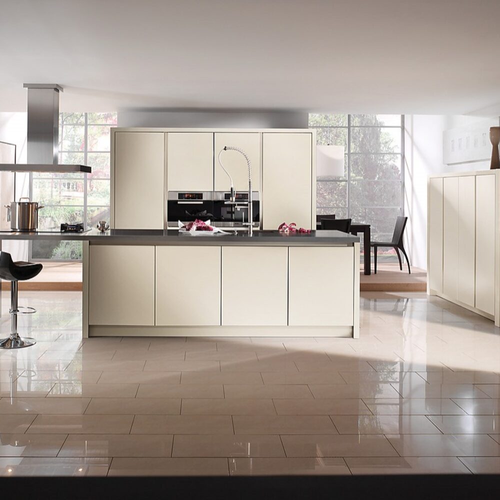 Rotpunkt-Kuechen-Cocina-con-gola-en-acero-inox-en-Magnolia-laca-mate