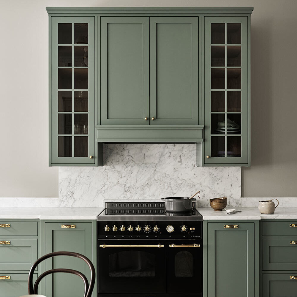 Beautiful classic country kitchen in shaker design. Stylish marble work top and large site-built display cabinet. Everything bespoke for the beautiful apartment on ostermalm in stockholm.