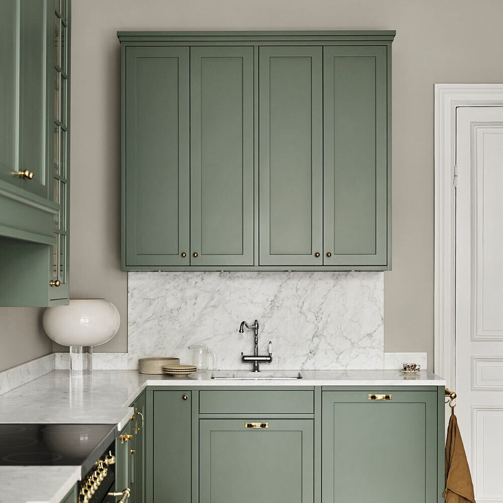 Beautiful classic country kitchen in shaker design. Stylish marble work top and large site-built display cabinet. Everything bespoke for the beautiful apartment on ostermalm in stockholm.