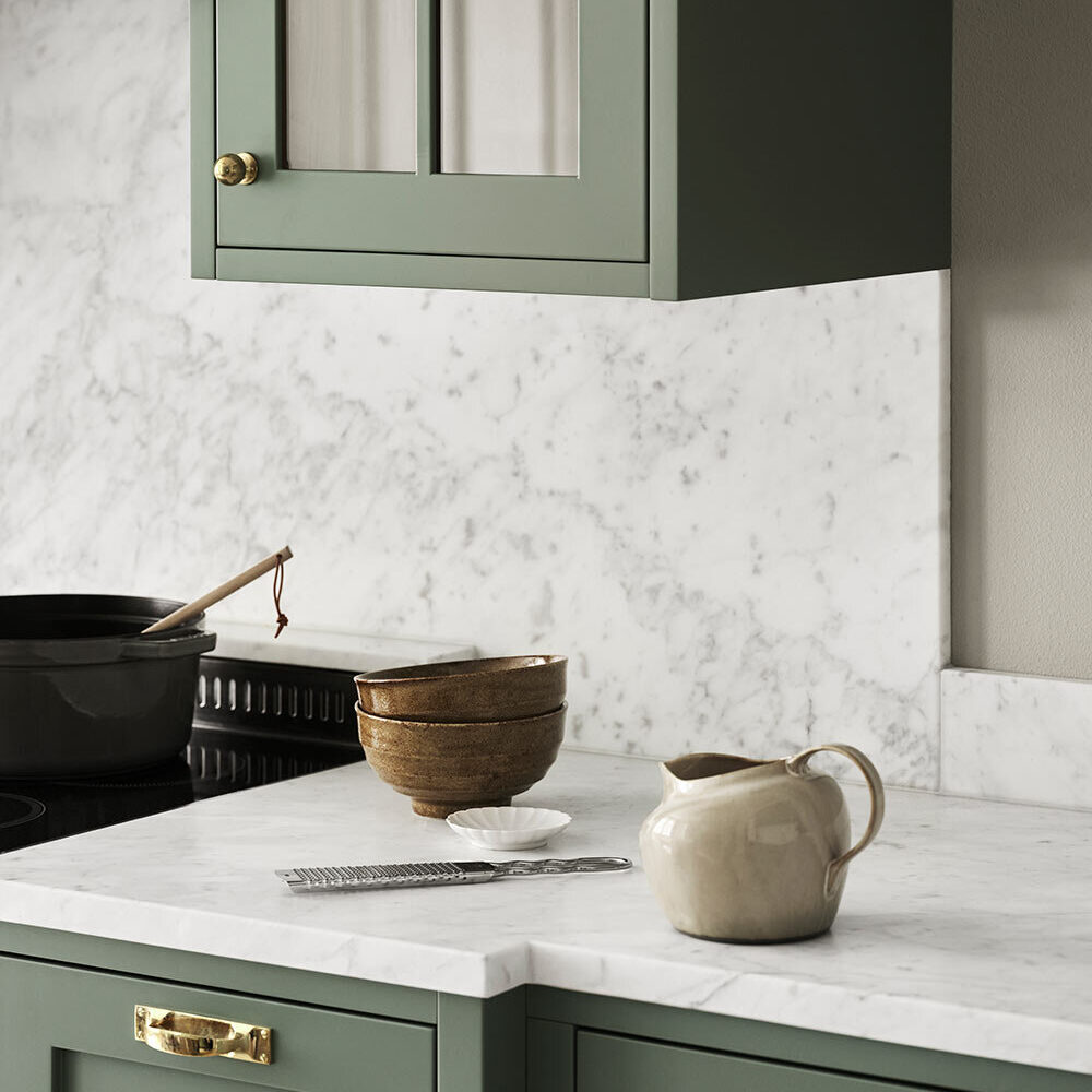 Beautiful classic country kitchen in shaker design. Stylish marble work top and large site-built display cabinet. Everything bespoke for the beautiful apartment on ostermalm in stockholm.