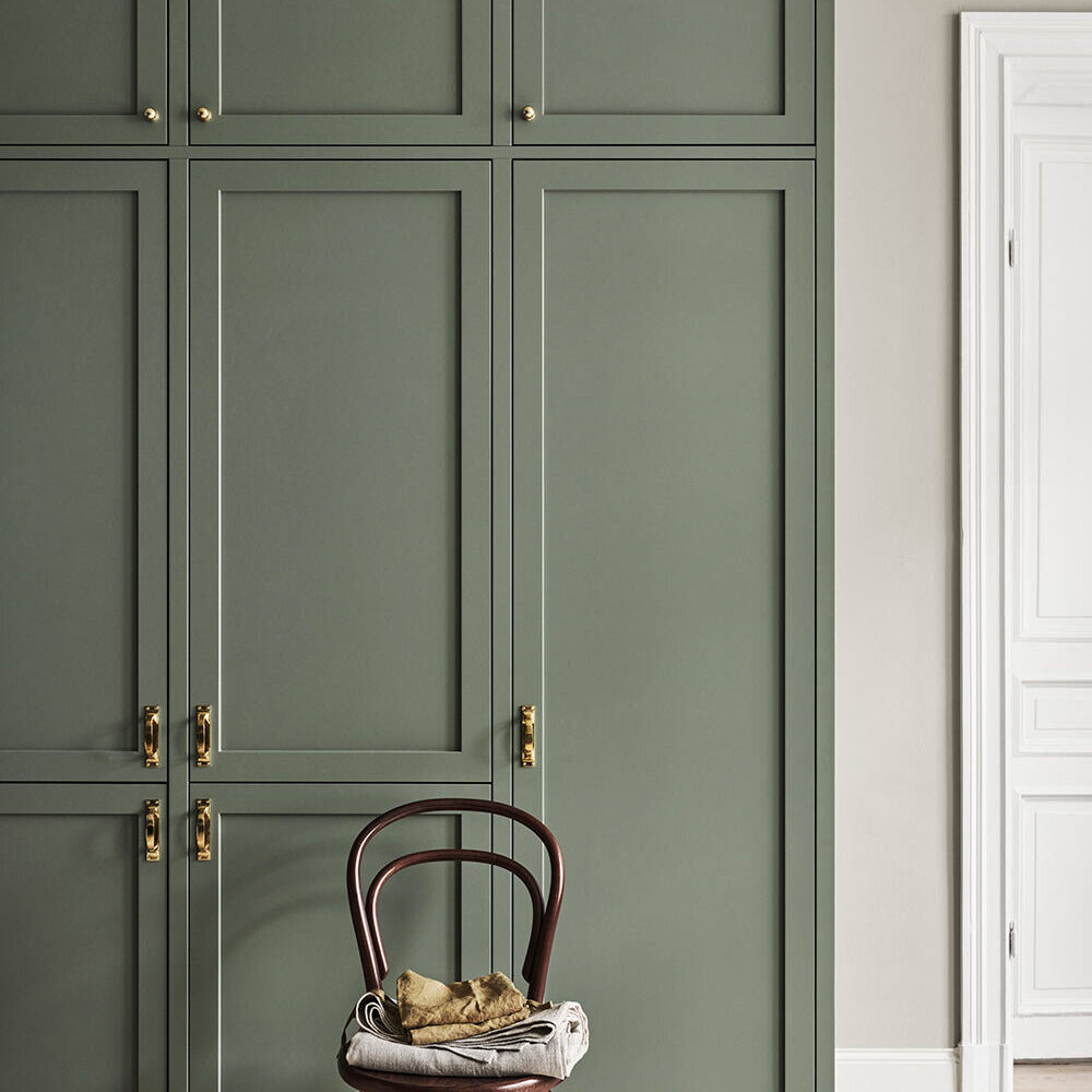 Beautiful classic country kitchen in shaker design. Stylish marble work top and large site-built display cabinet. Everything bespoke for the beautiful apartment on ostermalm in stockholm.