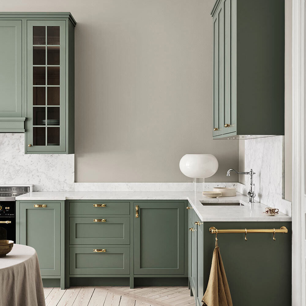 Beautiful classic country kitchen in shaker design. Stylish marble work top and large site-built display cabinet. Everything bespoke for the beautiful apartment on ostermalm in stockholm.